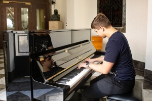 2022-12-16 Consegna pianoforte studente ucraino